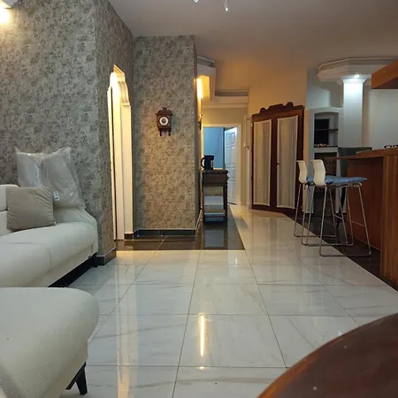 Апартаменты Gilmour House *